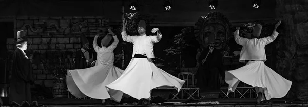 Les Danseurs Tourbillonnants Turcs Les Danseurs Tourbillonnants Soufis Interprétant Sema — Photo