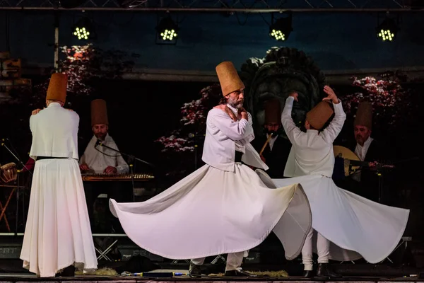 Les Danseurs Tourbillonnants Turcs Les Danseurs Tourbillonnants Soufis Interprétant Sema — Photo