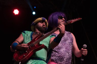 Bergamo, İtalya - 29 Haziran 2018: İtalyan komedi heavy metal grubu Roma'dan, çelik Nanowar Sanpaolo dargon Bg. Brambilla Simone canlı haber fotoğrafçı Birranbanda Festivali'nde gerçekleştirir