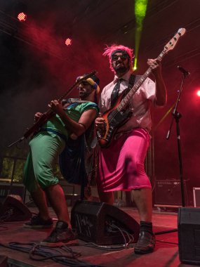 Bergamo, İtalya - 29 Haziran 2018: İtalyan komedi heavy metal grubu Roma'dan, çelik Nanowar Sanpaolo dargon Bg. Brambilla Simone canlı haber fotoğrafçı Birranbanda Festivali'nde gerçekleştirir