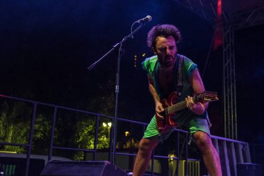 Bergamo, İtalya - 29 Haziran 2018: İtalyan komedi heavy metal grubu Roma'dan, çelik Nanowar Sanpaolo dargon Bg. Brambilla Simone canlı haber fotoğrafçı Birranbanda Festivali'nde gerçekleştirir