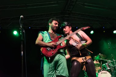 Bergamo, İtalya - 29 Haziran 2018: İtalyan komedi heavy metal grubu Roma'dan, çelik Nanowar Sanpaolo dargon Bg. Brambilla Simone canlı haber fotoğrafçı Birranbanda Festivali'nde gerçekleştirir