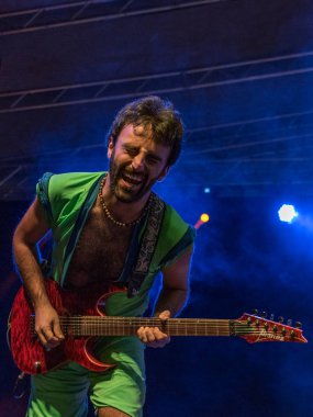 Bergamo, İtalya - 29 Haziran 2018: İtalyan komedi heavy metal grubu Roma'dan, çelik Nanowar Sanpaolo dargon Bg. Brambilla Simone canlı haber fotoğrafçı Birranbanda Festivali'nde gerçekleştirir