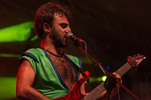 Bergamo, İtalya - 29 Haziran 2018: İtalyan komedi heavy metal grubu Roma'dan, çelik Nanowar Sanpaolo dargon Bg. Brambilla Simone canlı haber fotoğrafçı Birranbanda Festivali'nde gerçekleştirir