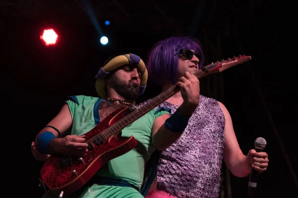 Bergamo, İtalya - 29 Haziran 2018: İtalyan komedi heavy metal grubu Roma'dan, çelik Nanowar Sanpaolo dargon Bg. Brambilla Simone canlı haber fotoğrafçı Birranbanda Festivali'nde gerçekleştirir