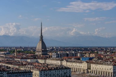 Panoramik şehir Turin, delil olarak Mole Antonelliana. Sıcak akşam ışık tarihi binalar aydınlatır. Yatay görüntü