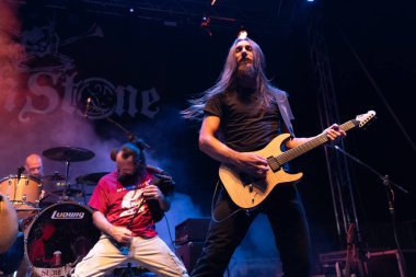 Bergamo, İtalya - 03 Ağustos 2018: İtalyan folk rock grubu Malpaga ses Malpaga (Bg), Folkstone gerçekleştirir. Brambilla Simone canlı haber fotoğrafçı