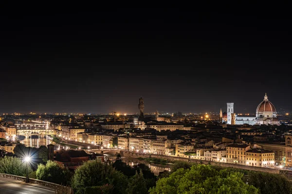 フィレンツェの夜景 ヴェッキオ橋 アルノ川 サンタ マリア フィオーレ大聖堂 サンタ クローチェ教会は 水平方向の画像 — ストック写真