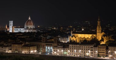 Floransa gece manzarası. Santa Maria del Fiore ve Santa Croce kilise katedral. Yatay görüntü