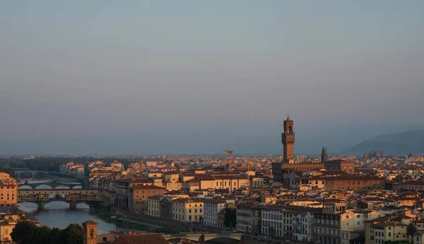 早朝からフィレンツェの街の様子トスカーナの街並み 水平方向の画像 — ストック写真