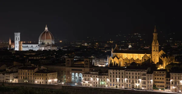 フィレンツェの夜景 サンタ マリア フィオーレ大聖堂やサンタ クローチェ教会の大聖堂 水平方向の画像 — ストック写真