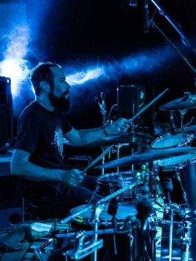 Bergamo, İtalya - 26 Ağustos 2018: İtalyan Grunge-St0ner grup Pollo Metal festivalinde SPAZIO Polaresco (Bg), Adrenalin doz gerçekleştirir. Brambilla Simone canlı haber fotoğrafçı