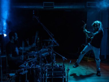 Bergamo, İtalya - 26 Ağustos 2018: İtalyan Grunge-St0ner grup Pollo Metal festivalinde SPAZIO Polaresco (Bg), Adrenalin doz gerçekleştirir. Brambilla Simone canlı haber fotoğrafçı