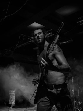 Bergamo, İtalya - 26 Ağustos 2018: İtalyan Grunge-St0ner grup Pollo Metal festivalinde SPAZIO Polaresco (Bg), Adrenalin doz gerçekleştirir. Brambilla Simone canlı haber fotoğrafçı