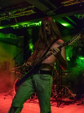 Bergamo, İtalya - 26 Ağustos 2018: İtalyan Grunge-St0ner grup Pollo Metal festivalinde SPAZIO Polaresco (Bg), Adrenalin doz gerçekleştirir. Brambilla Simone canlı haber fotoğrafçı