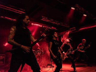 Bergamo, İtalya - 26 Ağustos 2018: İtalyan Death Metal grubu Pollo Metal festivalinde SPAZIO Polaresco (Bg), mekanik Tanrı Yaratılış gerçekleştirir. Brambilla Simone canlı haber fotoğrafçı