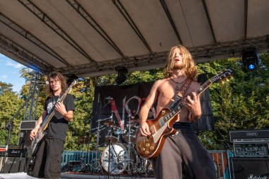 Bergamo, İtalya - 26 Ağustos 2018: İtalyan garaj-Rock grubu Pollo Metal festivalinde SPAZIO Polaresco (Bg), yeşil Hellmet gerçekleştirir. Brambilla Simone canlı haber fotoğrafçı