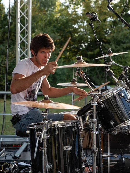Bergamo, İtalya - 26 Ağustos 2018: İtalyan garaj-Rock grubu Pollo Metal festivalinde SPAZIO Polaresco (Bg), yeşil Hellmet gerçekleştirir. Brambilla Simone canlı haber fotoğrafçı