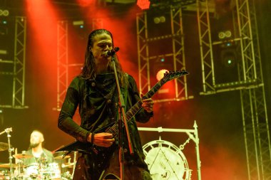 Bergamo, İtalya - 30 Ağustos 2018: İtalyan Rock Metal grubu Bum Bum Festivali 2018 cins Ordinis Dei gerçekleştirir. Brambilla Simone canlı haber fotoğrafçı