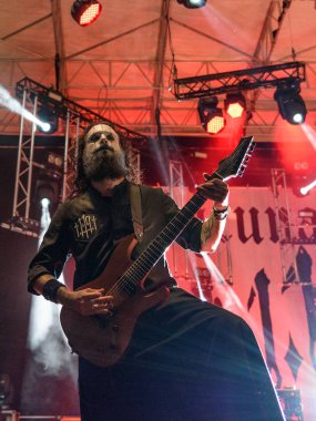 Bergamo, İtalya - 30 Ağustos 2018: İtalyan Rock Metal grubu olan Lacuna Coil Bum Bum Festivali 2018 gerçekleştirir. Brambilla Simone canlı haber fotoğrafçı