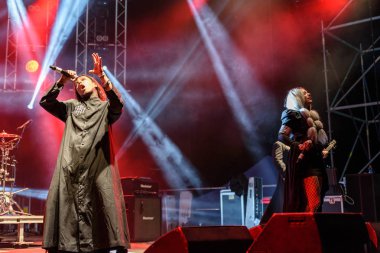 Bergamo, İtalya - 30 Ağustos 2018: İtalyan Rock Metal grubu olan Lacuna Coil Bum Bum Festivali 2018 gerçekleştirir. Brambilla Simone canlı haber fotoğrafçı