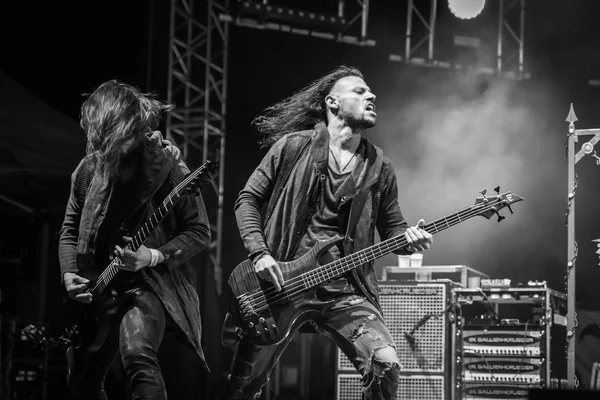 Bergamo, İtalya - 30 Ağustos 2018: İtalyan Rock Metal grubu Bum Bum Festivali 2018 cins Ordinis Dei gerçekleştirir. Brambilla Simone canlı haber fotoğrafçı