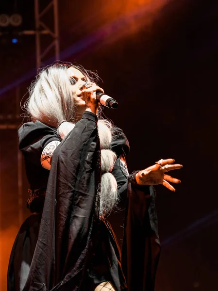 Bergamo, İtalya - 30 Ağustos 2018: İtalyan Rock Metal grubu olan Lacuna Coil Bum Bum Festivali 2018 gerçekleştirir. Brambilla Simone canlı haber fotoğrafçı