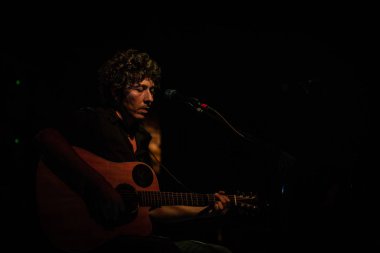 Milan, İtalya - 12 Eylül 2018: İtalyan indie rock şarkıcısı Gioele Valenti mi Hersel Serraglio müzik kulübünde gerçekleştirin. Brambilla Simone canlı haber fotoğrafçı