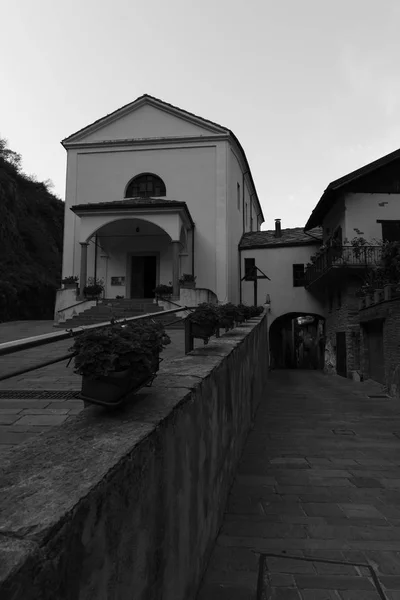 Alley Pequena Igreja Montanha Aldeia Bardo Imagem Vertical — Fotografia de Stock