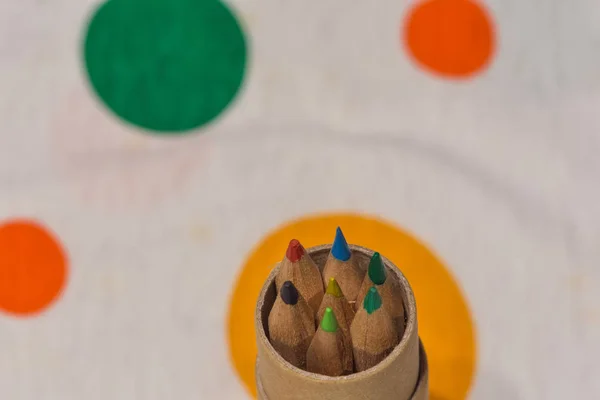 Χρωματιστά Μολύβια Τοποθετημένα Χάρτινο Κύλινδρο Χρωματιστό Επίπεδο Οριζόντια Εικόνα — Φωτογραφία Αρχείου