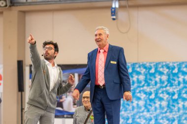 Bergamo, İtalya - 14 Ekim 2018: Chıuduno kasaba safkan köpekler otuz beşinci sergisi gerçekleşti. Sabah oturumunda, sunu Yarışması jüri. Brambilla Simone canlı haber fotoğrafçı