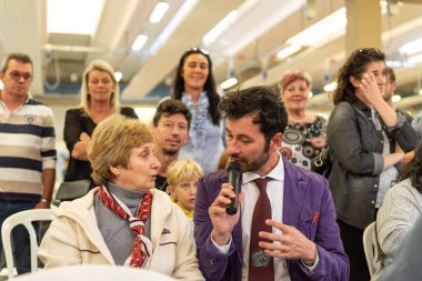 Bergamo, İtalya - 14 Ekim 2018: Chıuduno kasaba safkan köpekler otuz beşinci sergisi gerçekleşti. Son değerlendirme göreli ödül ile 8 gruplarının. Brambilla Simone canlı haber fotoğrafçı