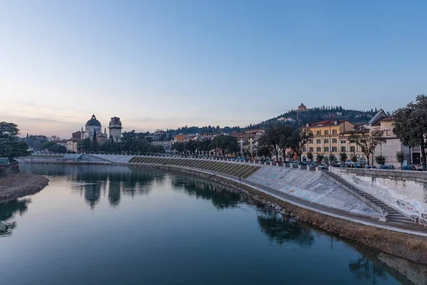 Vista Nocturna Del Río Adigio Desde Puente Pietra Verona Una — Foto de Stock