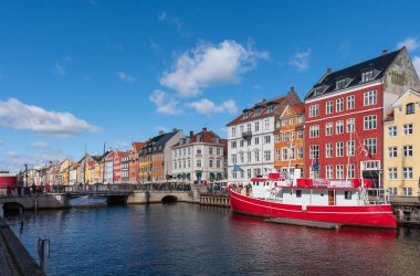 Kopenhag'da bir kanalda demirlemiş büyük kırmızı tekne