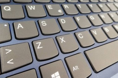 Bir dizüstü bilgisayarın Qwerty klavyesinin yakın çekim detayı