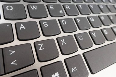 Bir dizüstü bilgisayarın Qwerty klavyesinin yakın çekim detayı