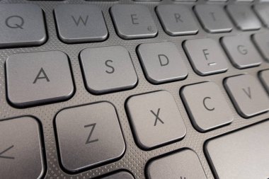 Bir dizüstü bilgisayarın Qwerty klavyesinin yakın çekim detayı