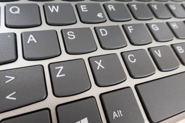 Bir dizüstü bilgisayarın Qwerty klavyesinin yakın çekim detayı