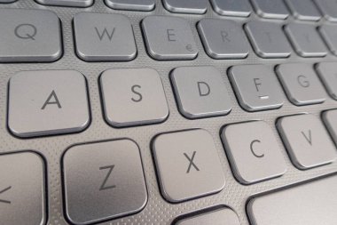 Bir dizüstü bilgisayarın Qwerty klavyesinin yakın çekim detayı