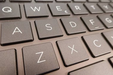 Bir dizüstü bilgisayarın Qwerty klavyesinin yakın çekim detayı