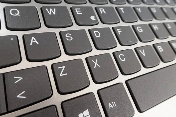 Bir dizüstü bilgisayarın Qwerty klavyesinin yakın çekim detayı