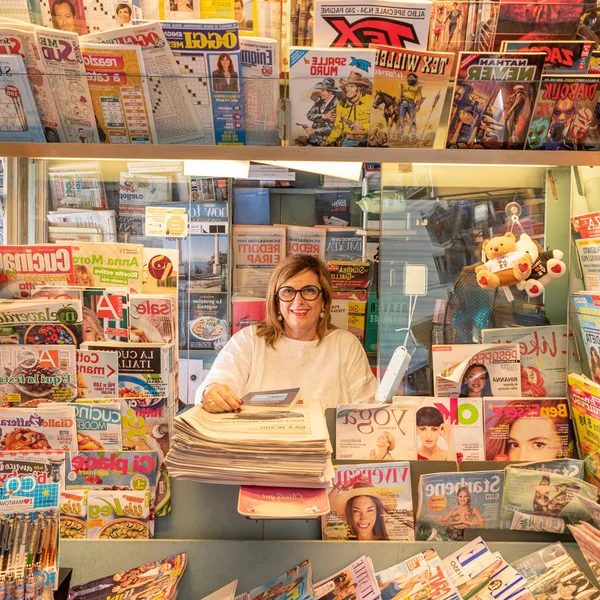 Zeitungshändler bei der Arbeit an seinem Kiosk — Stockfoto