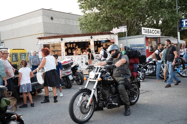 Ετήσιο πάρτι μοτοσικλέτας με το όνομα Festa ποδηλάτες στο Κόλογνο Αλ Σέριο ( — Φωτογραφία Αρχείου