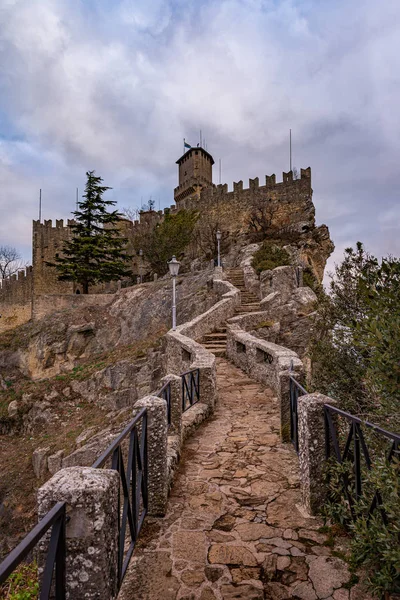 De La Fratta o Cesta es un pico que domina la ciudad de San M — Foto de Stock