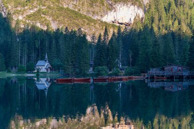 Val Pusteria, Güney Tyrol Dolomitleri 'ndeki Braies gölü üzerinde yansımaları olan dağ manzarası