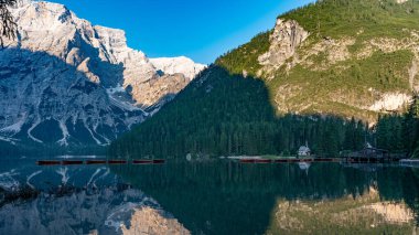 Val Pusteria, Güney Tyrol Dolomitleri 'ndeki Braies gölü üzerinde yansımaları olan dağ manzarası