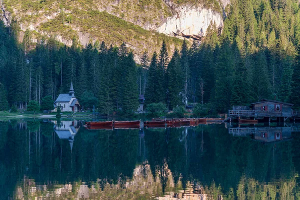 Berglandschaft Mit Spiegelungen Pragser See Pustertal Südtirol Dolomiten — Stockfoto