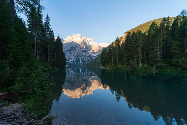 Val Pusteria Güney Tyrol Dolomitleri Ndeki Braies Gölü Üzerinde Yansımaları — Stok fotoğraf