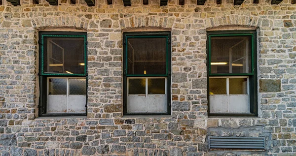 Серія Вікон Вишитих Будівлі Чистих Каменів Гірська Архітектура — стокове фото