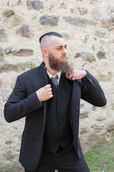 Uomo Con Barba Lunga Indossa Abito Scuro Elegante Posa Davanti — Foto Stock